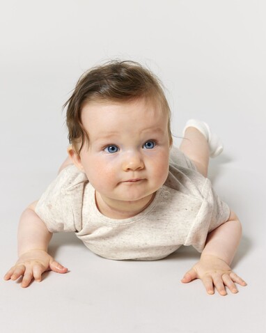 Baby Body - Der kurzärmelige Baby-Body - Eco Heather - 3-6 m/62-68cm bedrucken, Art.-Nr. STUB103C147B7 Baby Body - Der kurzärmelige Baby-Body - Eco Heather - 3-6 m/62-68cm bedrucken, Art.-Nr. STUB103C147B7