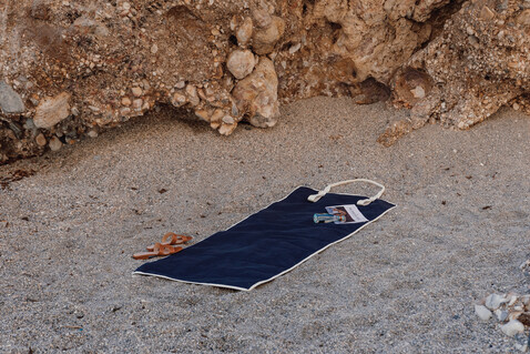 VINGA Volonne AWARE™ Strandmatte aus recyceltem Canvas blau, off white bedrucken, Art.-Nr. V459105