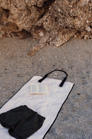 VINGA Volonne AWARE™ Strandmatte aus recyceltem Canvas off white, schwarz bedrucken, Art.-Nr. V459103