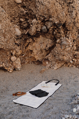 VINGA Volonne AWARE™ Strandmatte aus recyceltem Canvas off white, schwarz bedrucken, Art.-Nr. V459103