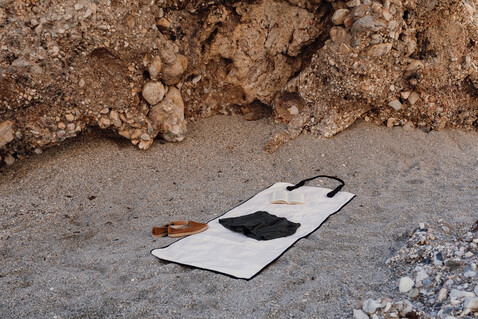 VINGA Volonne AWARE™ Strandmatte aus recyceltem Canvas off white, schwarz bedrucken, Art.-Nr. V459103