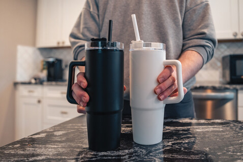 Tana Becher aus RCS recyceltem Kunststoff mit Griff 900ml weiß bedrucken, Art.-Nr. P437.103