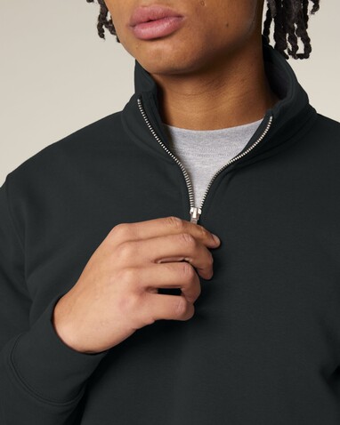 Trucker 2.0 - Das Unisex-Sweatshirt mit kurzem Reißverschluss - Black - 5XL bedrucken, Art.-Nr. STSU204C0025X