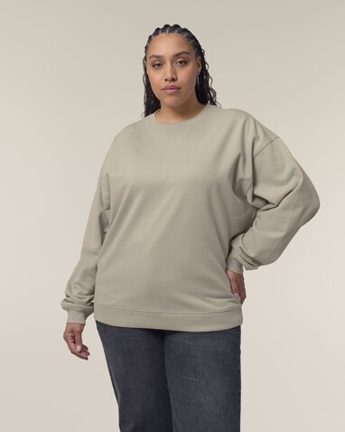 Radder 2.0 - Das Oversized Rundhals-Unisex-Sweatshirt - Stone - L bedrucken, Art.-Nr. STSU208C3581L Radder 2.0 - Das Oversized Rundhals-Unisex-Sweatshirt - Stone - L bedrucken, Art.-Nr. STSU208C3581L