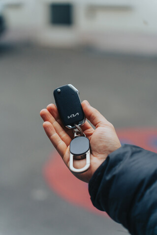 Schlüsselanhänger Keyfinder mit weltweiter Ortung und USB-C schwarz, grau bedrucken, Art.-Nr. P301.6301