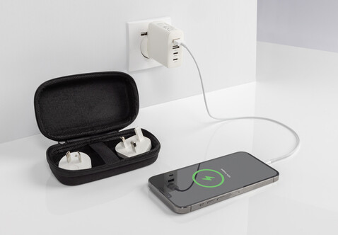 TravelCharge Pro Reiseladegerät mit USB-C aus RCS rec. ABS weiß, schwarz bedrucken, Art.-Nr. P821.0203