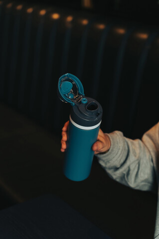 Omni Sip verschließbare Flasche aus RCS-reSteel, 720ml blau bedrucken, Art.-Nr. P437.0805