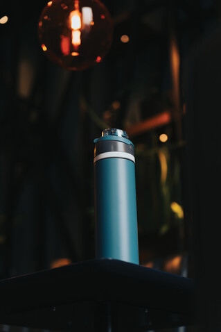Omni Sip verschließbare Flasche aus RCS-reSteel, 720ml blau bedrucken, Art.-Nr. P437.0805