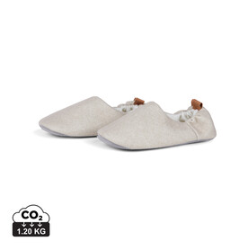 VINGA Moulton Hausschuhe aus RCS rPET (L/XL) beige, feather grey bedrucken, Art.-Nr. V4990219LXL VINGA Moulton Hausschuhe aus RCS rPET (L/XL) beige, feather grey bedrucken, Art.-Nr. V4990219LXL