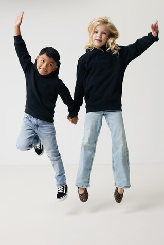 IQONIQ Yengo KidsHoodie mit Seitentaschen aus rec. Baumwolle schwarz bedrucken, Art.-Nr. T6404.001.1314