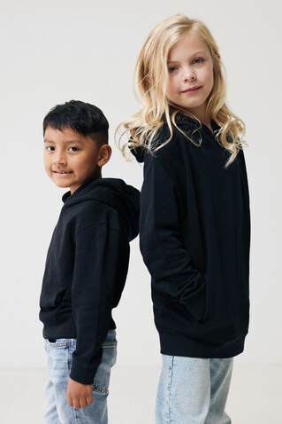 IQONIQ Yengo KidsHoodie mit Seitentaschen aus rec. Baumwolle schwarz bedrucken, Art.-Nr. T6404.001.1314