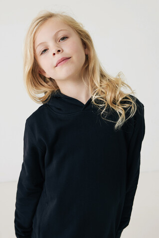 IQONIQ Yengo KidsHoodie mit Seitentaschen aus rec. Baumwolle schwarz bedrucken, Art.-Nr. T6404.001.1314