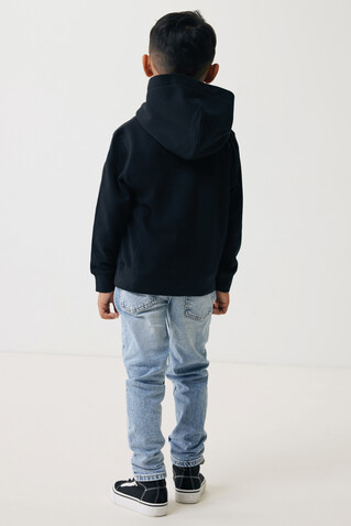 IQONIQ Yengo KidsHoodie mit Seitentaschen aus rec. Baumwolle schwarz bedrucken, Art.-Nr. T6404.001.1314