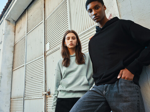 IQONIQ Yoho Relax-Hoodie aus recycelter Baumwolle schwarz bedrucken, Art.-Nr. T9402.001.M