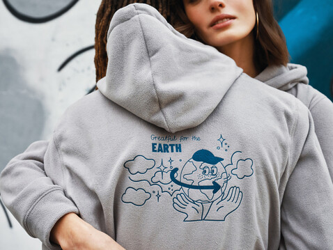 IQONIQ Trivor Mikrofleece-Kapuzen-Pulli aus recyc. Polyester storm grey bedrucken, Art.-Nr. T9403.027.L