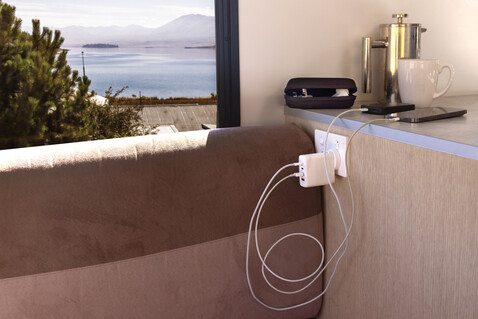 TravelCharge Pro Reiseladegerät mit USB-C aus RCS rec. ABS weiß, schwarz bedrucken, Art.-Nr. P821.0203