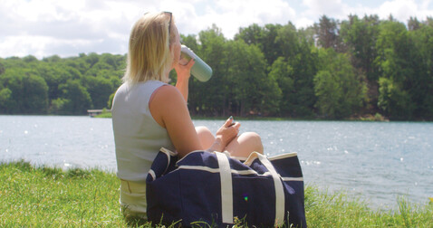VINGA Volonne AWARE™ Strandtasche aus recyceltem Canvas blau, off white bedrucken, Art.-Nr. V762035