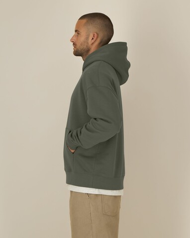 Chaser - Der Relaxed Unisex-Hoodie - Khaki - 3XL bedrucken, Art.-Nr. STSU077C2233X Chaser - Der Relaxed Unisex-Hoodie - Khaki - 3XL bedrucken, Art.-Nr. STSU077C2233X