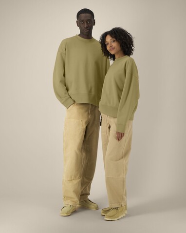 Ryler - Das Boxy Rundhals-Unisex-Sweatshirt aus recycelter Baumwolle - Faded Olive - XXL bedrucken, Art.-Nr. STSU255C1532X Ryler - Das Boxy Rundhals-Unisex-Sweatshirt aus recycelter Baumwolle - Faded Olive - XXL bedrucken, Art.-Nr. STSU255C1532X