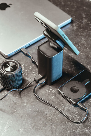 Urban Vitamin Sunnyvale 100W 15.000mAh magnetische Powerbank grau bedrucken, Art.-Nr. P322.7702 Urban Vitamin Sunnyvale 100W 15.000mAh magnetische Powerbank grau bedrucken, Art.-Nr. P322.7702