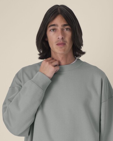 Ryler - Das Boxy Rundhals-Unisex-Sweatshirt aus recycelter Baumwolle - Misty Grey - L bedrucken, Art.-Nr. STSU255C1381L