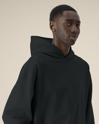 Voicer - Der Boxy Unisex-Hoodie aus recycelter Baumwolle - Black - XXL bedrucken, Art.-Nr. STSU256C0022X Voicer - Der Boxy Unisex-Hoodie aus recycelter Baumwolle - Black - XXL bedrucken, Art.-Nr. STSU256C0022X