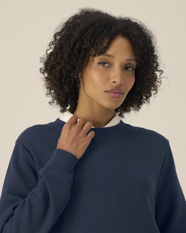 Stella Thinker - Das Damen-Rundhals-Sweatshirt aus recycelter Baumwolle - French Navy - S bedrucken, Art.-Nr. STSW254C7271S Stella Thinker - Das Damen-Rundhals-Sweatshirt aus recycelter Baumwolle - French Navy - S bedrucken, Art.-Nr. STSW254C7271S