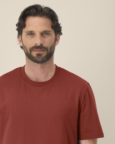Creator 2.0 - Das Iconic Unisex-T-Shirt - Earthy Red - XL bedrucken, Art.-Nr. STTU169C1501X