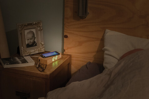 Wecker mit 5W Wireless Charger aus Bambus braun bedrucken, Art.-Nr. P308.239