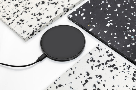 10W Wireless Charger aus RCS Standard recyceltem Kunststoff schwarz bedrucken, Art.-Nr. P308.661