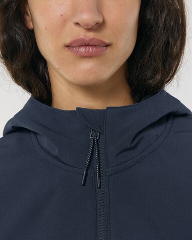 Stella Discoverer - Die Damen-Softshelljacke mit Kapuze - French Navy - XL bedrucken, Art.-Nr. STJW159C7271X Stella Discoverer - Die Damen-Softshelljacke mit Kapuze - French Navy - XL bedrucken, Art.-Nr. STJW159C7271X